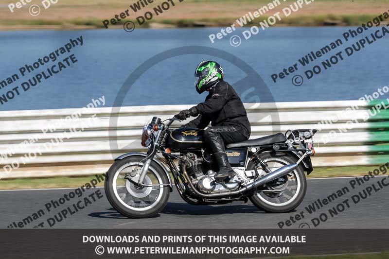 Vintage motorcycle club;eventdigitalimages;mallory park;mallory park trackday photographs;no limits trackdays;peter wileman photography;trackday digital images;trackday photos;vmcc festival 1000 bikes photographs