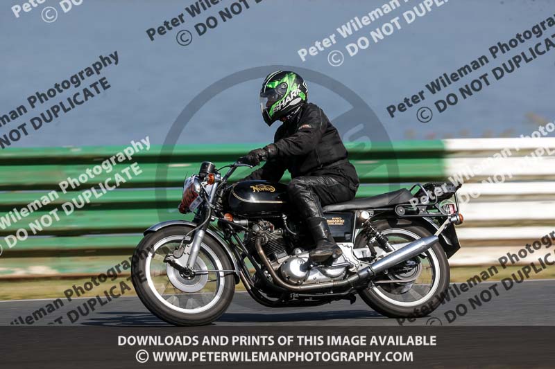 Vintage motorcycle club;eventdigitalimages;mallory park;mallory park trackday photographs;no limits trackdays;peter wileman photography;trackday digital images;trackday photos;vmcc festival 1000 bikes photographs