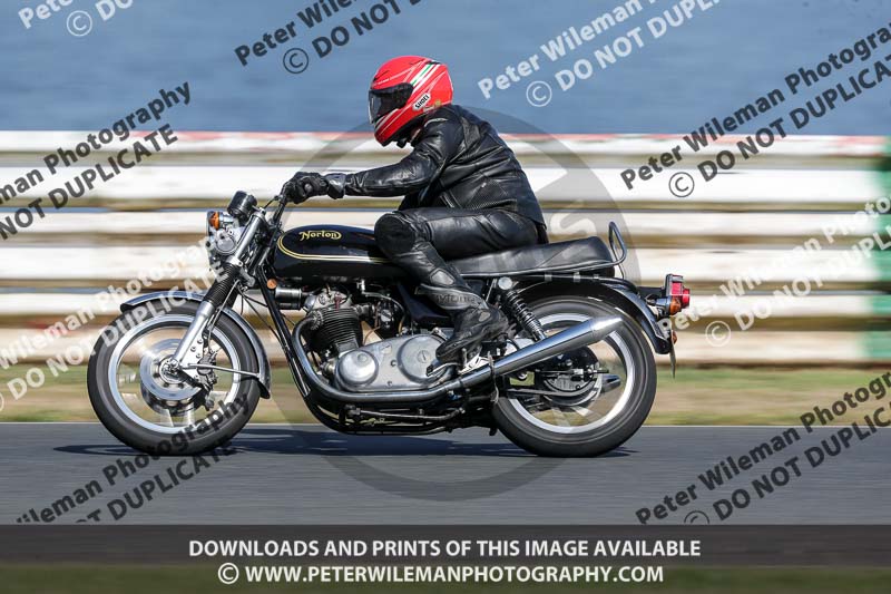 Vintage motorcycle club;eventdigitalimages;mallory park;mallory park trackday photographs;no limits trackdays;peter wileman photography;trackday digital images;trackday photos;vmcc festival 1000 bikes photographs