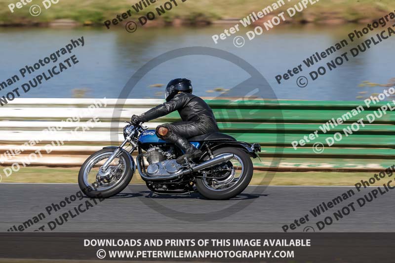 Vintage motorcycle club;eventdigitalimages;mallory park;mallory park trackday photographs;no limits trackdays;peter wileman photography;trackday digital images;trackday photos;vmcc festival 1000 bikes photographs