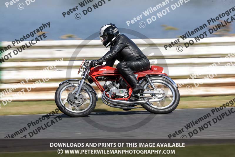 Vintage motorcycle club;eventdigitalimages;mallory park;mallory park trackday photographs;no limits trackdays;peter wileman photography;trackday digital images;trackday photos;vmcc festival 1000 bikes photographs