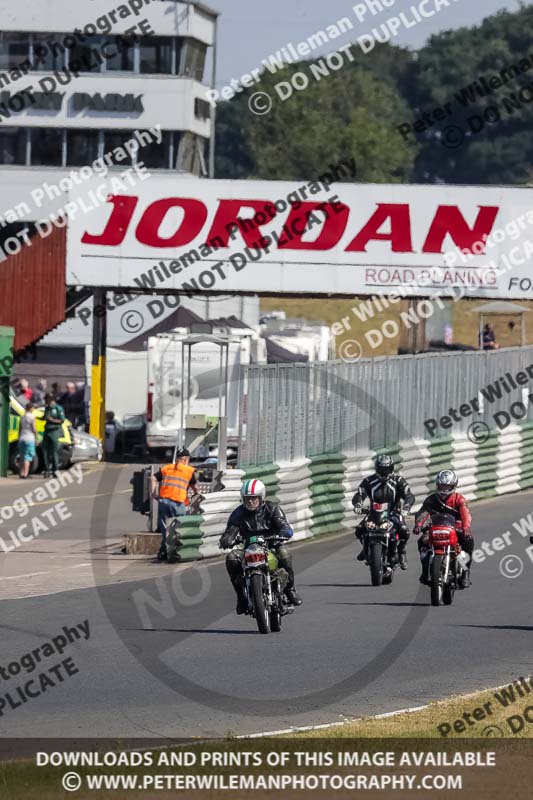 Vintage motorcycle club;eventdigitalimages;mallory park;mallory park trackday photographs;no limits trackdays;peter wileman photography;trackday digital images;trackday photos;vmcc festival 1000 bikes photographs