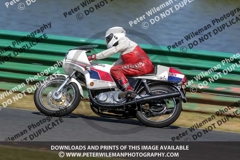 Vintage motorcycle club;eventdigitalimages;mallory park;mallory park trackday photographs;no limits trackdays;peter wileman photography;trackday digital images;trackday photos;vmcc festival 1000 bikes photographs