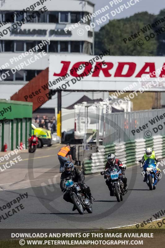 Vintage motorcycle club;eventdigitalimages;mallory park;mallory park trackday photographs;no limits trackdays;peter wileman photography;trackday digital images;trackday photos;vmcc festival 1000 bikes photographs