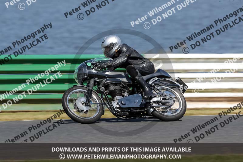 Vintage motorcycle club;eventdigitalimages;mallory park;mallory park trackday photographs;no limits trackdays;peter wileman photography;trackday digital images;trackday photos;vmcc festival 1000 bikes photographs