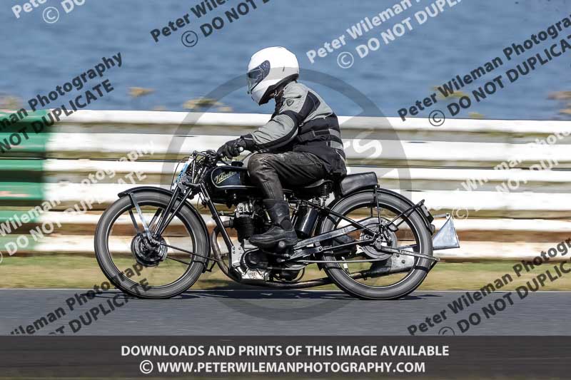 Vintage motorcycle club;eventdigitalimages;mallory park;mallory park trackday photographs;no limits trackdays;peter wileman photography;trackday digital images;trackday photos;vmcc festival 1000 bikes photographs