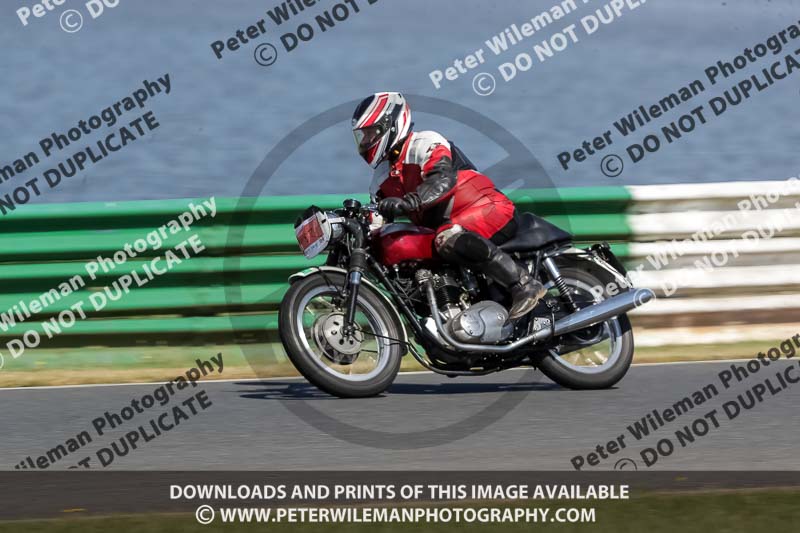 Vintage motorcycle club;eventdigitalimages;mallory park;mallory park trackday photographs;no limits trackdays;peter wileman photography;trackday digital images;trackday photos;vmcc festival 1000 bikes photographs