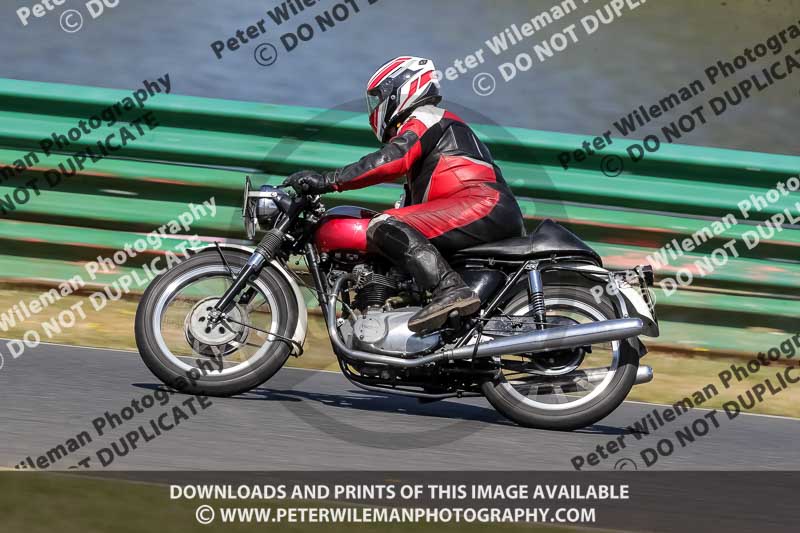 Vintage motorcycle club;eventdigitalimages;mallory park;mallory park trackday photographs;no limits trackdays;peter wileman photography;trackday digital images;trackday photos;vmcc festival 1000 bikes photographs