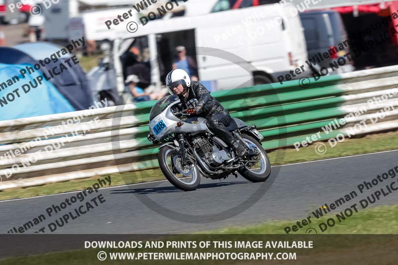 Vintage motorcycle club;eventdigitalimages;mallory park;mallory park trackday photographs;no limits trackdays;peter wileman photography;trackday digital images;trackday photos;vmcc festival 1000 bikes photographs