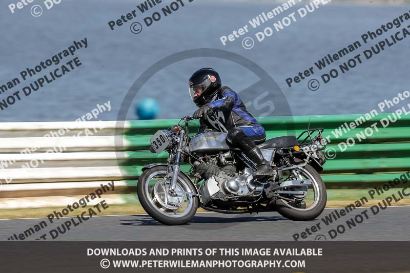 Vintage motorcycle club;eventdigitalimages;mallory park;mallory park trackday photographs;no limits trackdays;peter wileman photography;trackday digital images;trackday photos;vmcc festival 1000 bikes photographs