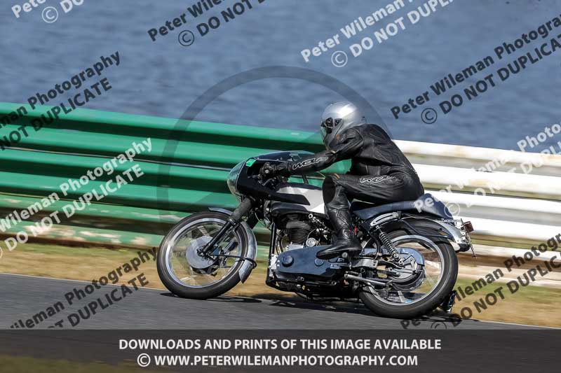 Vintage motorcycle club;eventdigitalimages;mallory park;mallory park trackday photographs;no limits trackdays;peter wileman photography;trackday digital images;trackday photos;vmcc festival 1000 bikes photographs