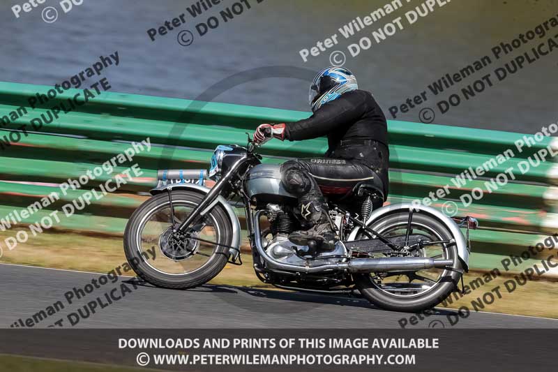 Vintage motorcycle club;eventdigitalimages;mallory park;mallory park trackday photographs;no limits trackdays;peter wileman photography;trackday digital images;trackday photos;vmcc festival 1000 bikes photographs