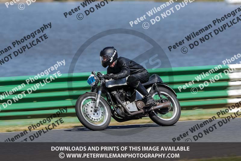 Vintage motorcycle club;eventdigitalimages;mallory park;mallory park trackday photographs;no limits trackdays;peter wileman photography;trackday digital images;trackday photos;vmcc festival 1000 bikes photographs