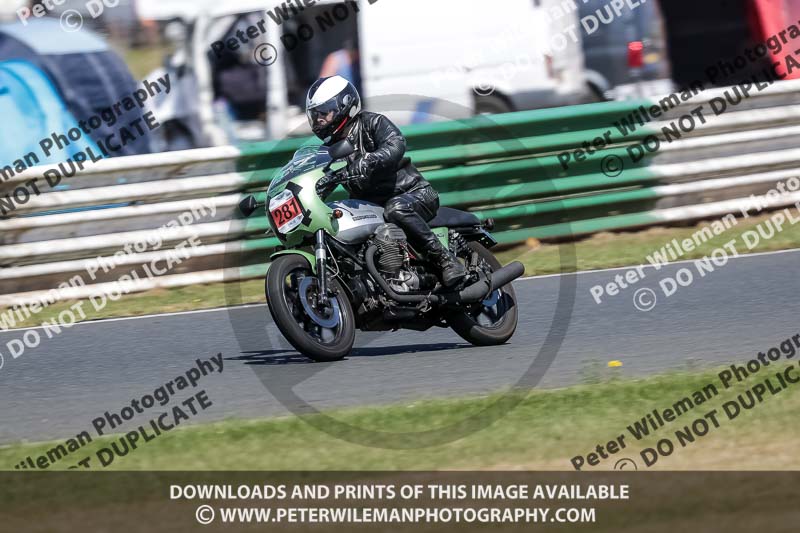 Vintage motorcycle club;eventdigitalimages;mallory park;mallory park trackday photographs;no limits trackdays;peter wileman photography;trackday digital images;trackday photos;vmcc festival 1000 bikes photographs