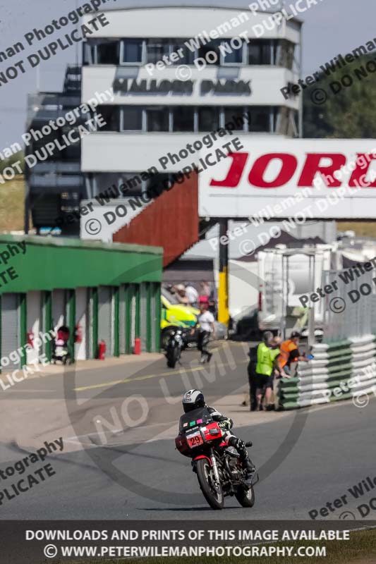 Vintage motorcycle club;eventdigitalimages;mallory park;mallory park trackday photographs;no limits trackdays;peter wileman photography;trackday digital images;trackday photos;vmcc festival 1000 bikes photographs