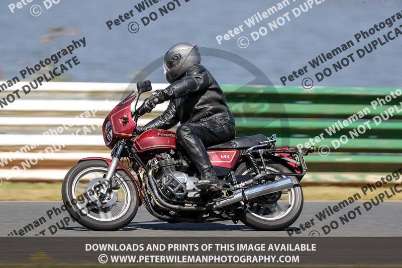 Vintage motorcycle club;eventdigitalimages;mallory park;mallory park trackday photographs;no limits trackdays;peter wileman photography;trackday digital images;trackday photos;vmcc festival 1000 bikes photographs