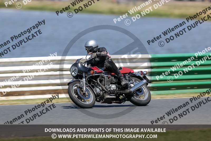 Vintage motorcycle club;eventdigitalimages;mallory park;mallory park trackday photographs;no limits trackdays;peter wileman photography;trackday digital images;trackday photos;vmcc festival 1000 bikes photographs