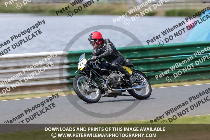 Vintage motorcycle club;eventdigitalimages;mallory park;mallory park trackday photographs;no limits trackdays;peter wileman photography;trackday digital images;trackday photos;vmcc festival 1000 bikes photographs