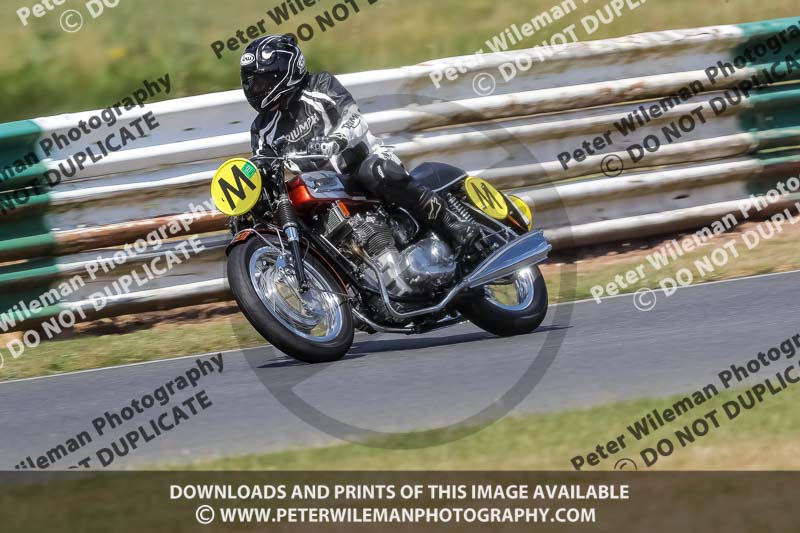 Vintage motorcycle club;eventdigitalimages;mallory park;mallory park trackday photographs;no limits trackdays;peter wileman photography;trackday digital images;trackday photos;vmcc festival 1000 bikes photographs