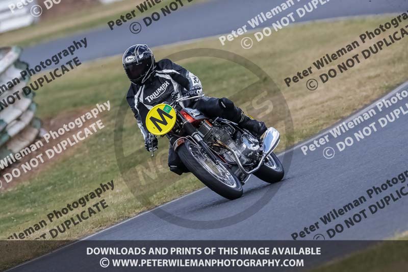 Vintage motorcycle club;eventdigitalimages;mallory park;mallory park trackday photographs;no limits trackdays;peter wileman photography;trackday digital images;trackday photos;vmcc festival 1000 bikes photographs