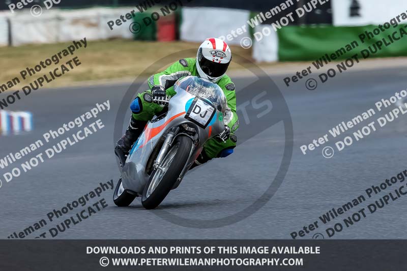 Vintage motorcycle club;eventdigitalimages;mallory park;mallory park trackday photographs;no limits trackdays;peter wileman photography;trackday digital images;trackday photos;vmcc festival 1000 bikes photographs