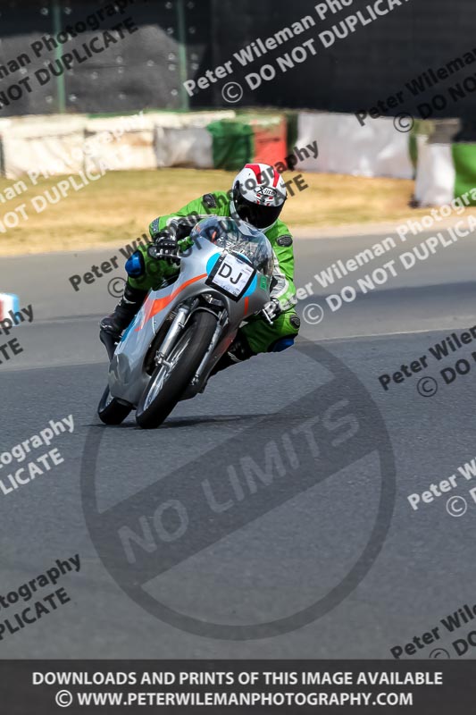 Vintage motorcycle club;eventdigitalimages;mallory park;mallory park trackday photographs;no limits trackdays;peter wileman photography;trackday digital images;trackday photos;vmcc festival 1000 bikes photographs