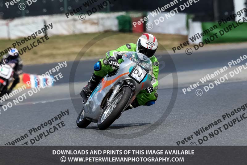 Vintage motorcycle club;eventdigitalimages;mallory park;mallory park trackday photographs;no limits trackdays;peter wileman photography;trackday digital images;trackday photos;vmcc festival 1000 bikes photographs