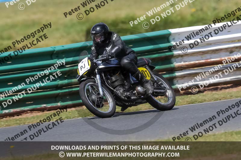 Vintage motorcycle club;eventdigitalimages;mallory park;mallory park trackday photographs;no limits trackdays;peter wileman photography;trackday digital images;trackday photos;vmcc festival 1000 bikes photographs
