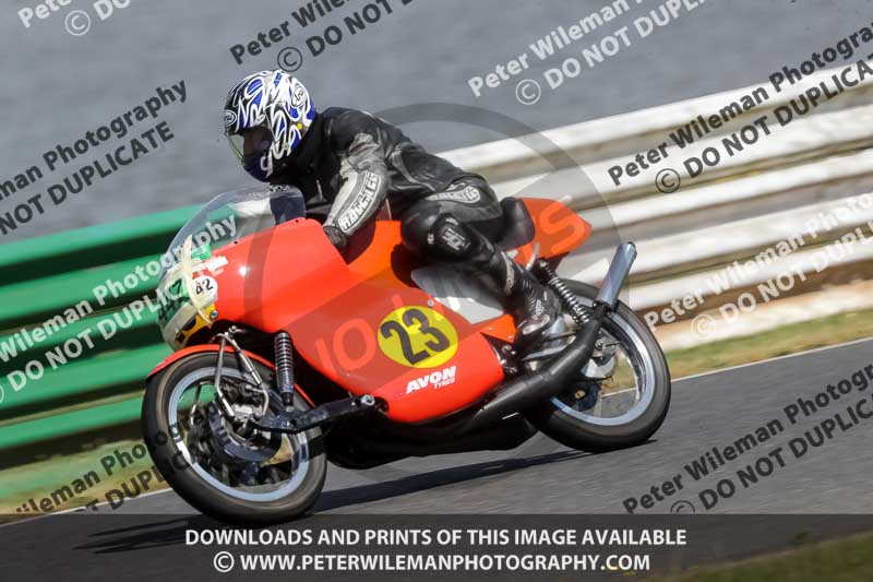 Vintage motorcycle club;eventdigitalimages;mallory park;mallory park trackday photographs;no limits trackdays;peter wileman photography;trackday digital images;trackday photos;vmcc festival 1000 bikes photographs