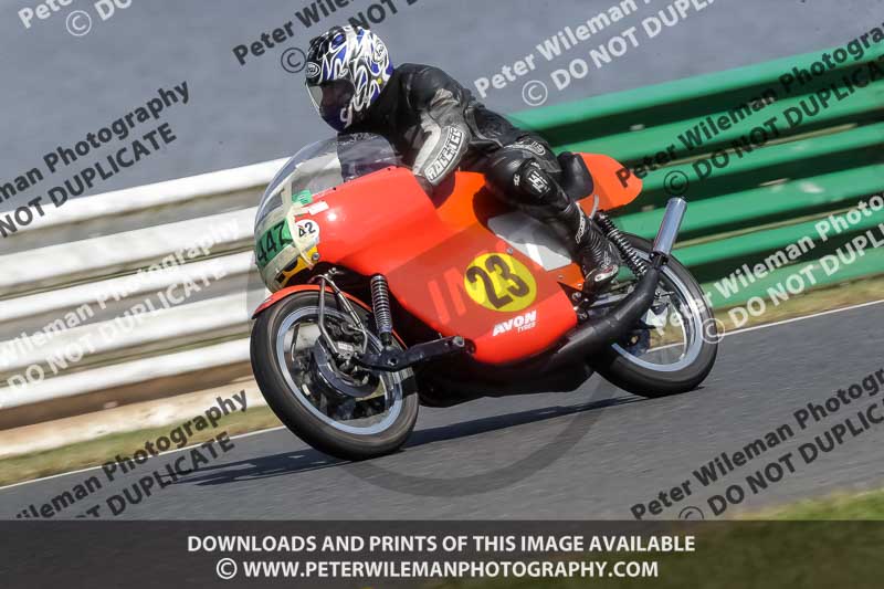 Vintage motorcycle club;eventdigitalimages;mallory park;mallory park trackday photographs;no limits trackdays;peter wileman photography;trackday digital images;trackday photos;vmcc festival 1000 bikes photographs