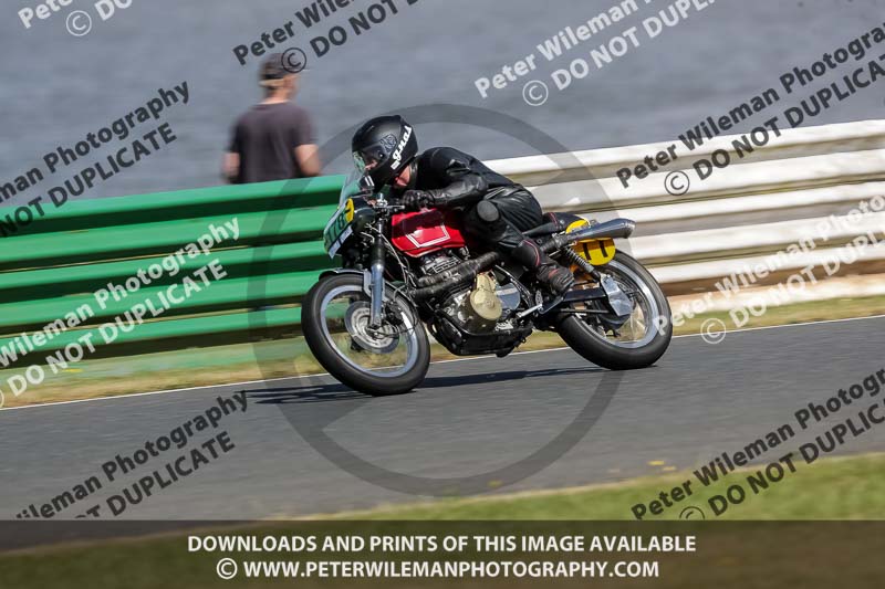 Vintage motorcycle club;eventdigitalimages;mallory park;mallory park trackday photographs;no limits trackdays;peter wileman photography;trackday digital images;trackday photos;vmcc festival 1000 bikes photographs
