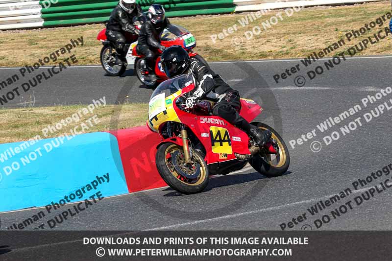 Vintage motorcycle club;eventdigitalimages;mallory park;mallory park trackday photographs;no limits trackdays;peter wileman photography;trackday digital images;trackday photos;vmcc festival 1000 bikes photographs