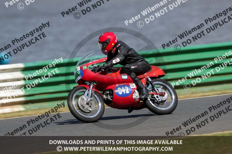 Vintage motorcycle club;eventdigitalimages;mallory park;mallory park trackday photographs;no limits trackdays;peter wileman photography;trackday digital images;trackday photos;vmcc festival 1000 bikes photographs