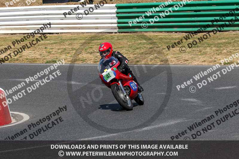 Vintage motorcycle club;eventdigitalimages;mallory park;mallory park trackday photographs;no limits trackdays;peter wileman photography;trackday digital images;trackday photos;vmcc festival 1000 bikes photographs