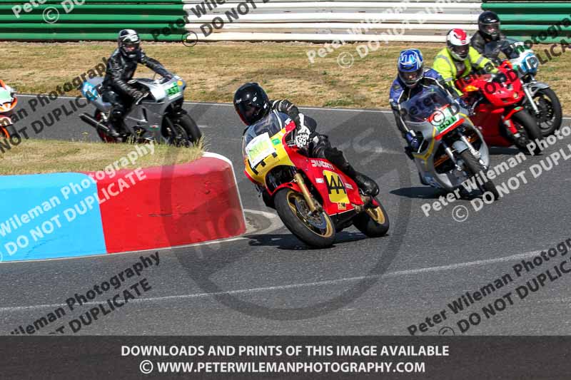 Vintage motorcycle club;eventdigitalimages;mallory park;mallory park trackday photographs;no limits trackdays;peter wileman photography;trackday digital images;trackday photos;vmcc festival 1000 bikes photographs
