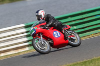 Vintage-motorcycle-club;eventdigitalimages;mallory-park;mallory-park-trackday-photographs;no-limits-trackdays;peter-wileman-photography;trackday-digital-images;trackday-photos;vmcc-festival-1000-bikes-photographs