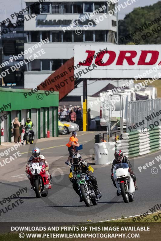 Vintage motorcycle club;eventdigitalimages;mallory park;mallory park trackday photographs;no limits trackdays;peter wileman photography;trackday digital images;trackday photos;vmcc festival 1000 bikes photographs
