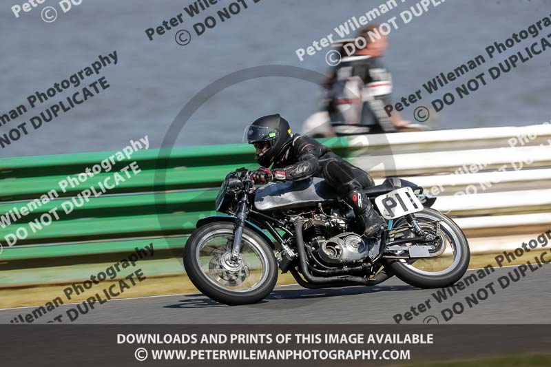Vintage motorcycle club;eventdigitalimages;mallory park;mallory park trackday photographs;no limits trackdays;peter wileman photography;trackday digital images;trackday photos;vmcc festival 1000 bikes photographs