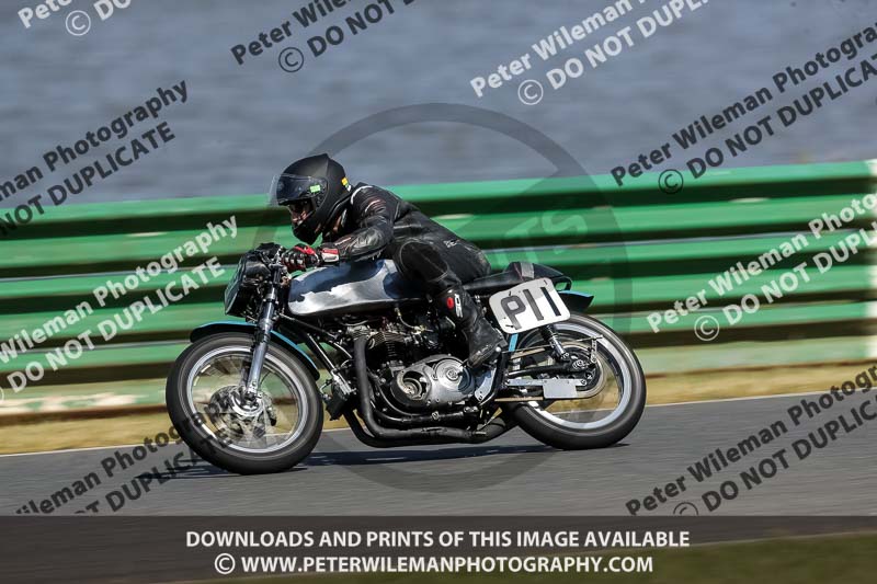 Vintage motorcycle club;eventdigitalimages;mallory park;mallory park trackday photographs;no limits trackdays;peter wileman photography;trackday digital images;trackday photos;vmcc festival 1000 bikes photographs
