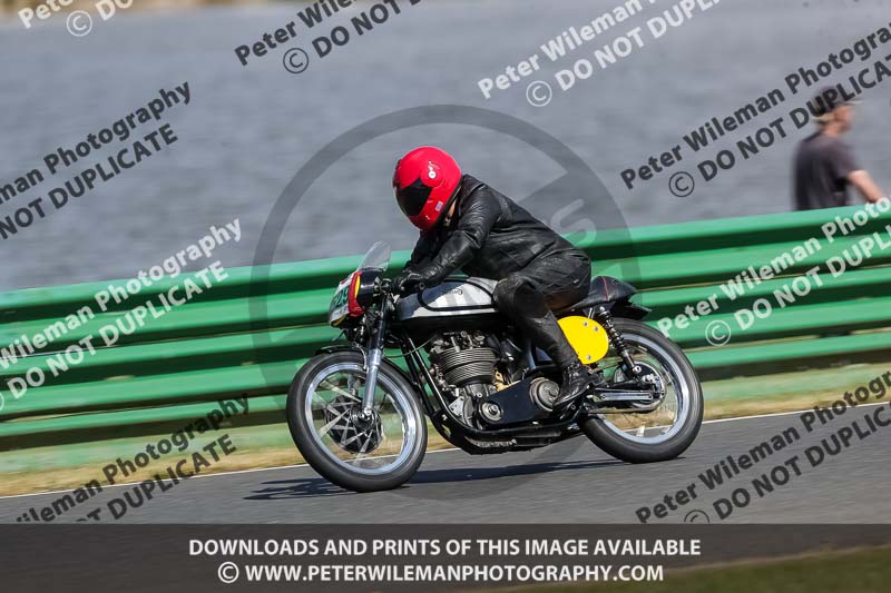Vintage motorcycle club;eventdigitalimages;mallory park;mallory park trackday photographs;no limits trackdays;peter wileman photography;trackday digital images;trackday photos;vmcc festival 1000 bikes photographs