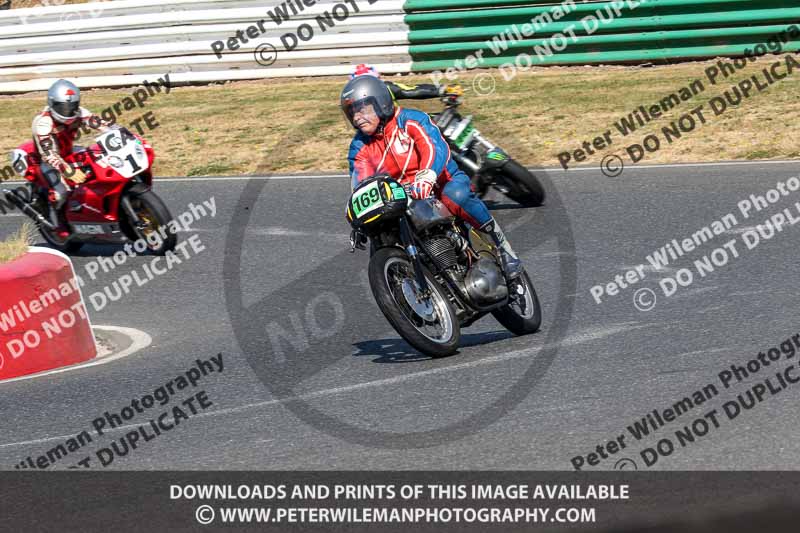 Vintage motorcycle club;eventdigitalimages;mallory park;mallory park trackday photographs;no limits trackdays;peter wileman photography;trackday digital images;trackday photos;vmcc festival 1000 bikes photographs