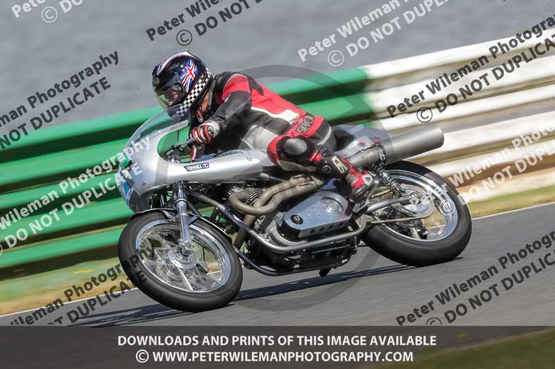 Vintage motorcycle club;eventdigitalimages;mallory park;mallory park trackday photographs;no limits trackdays;peter wileman photography;trackday digital images;trackday photos;vmcc festival 1000 bikes photographs