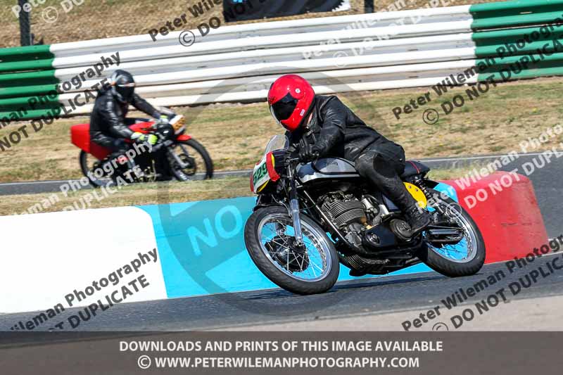 Vintage motorcycle club;eventdigitalimages;mallory park;mallory park trackday photographs;no limits trackdays;peter wileman photography;trackday digital images;trackday photos;vmcc festival 1000 bikes photographs