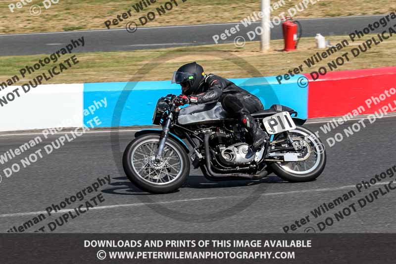 Vintage motorcycle club;eventdigitalimages;mallory park;mallory park trackday photographs;no limits trackdays;peter wileman photography;trackday digital images;trackday photos;vmcc festival 1000 bikes photographs