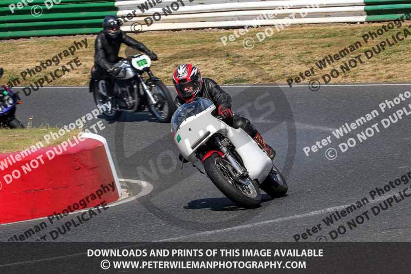 Vintage motorcycle club;eventdigitalimages;mallory park;mallory park trackday photographs;no limits trackdays;peter wileman photography;trackday digital images;trackday photos;vmcc festival 1000 bikes photographs