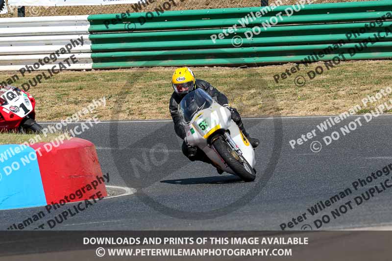 Vintage motorcycle club;eventdigitalimages;mallory park;mallory park trackday photographs;no limits trackdays;peter wileman photography;trackday digital images;trackday photos;vmcc festival 1000 bikes photographs