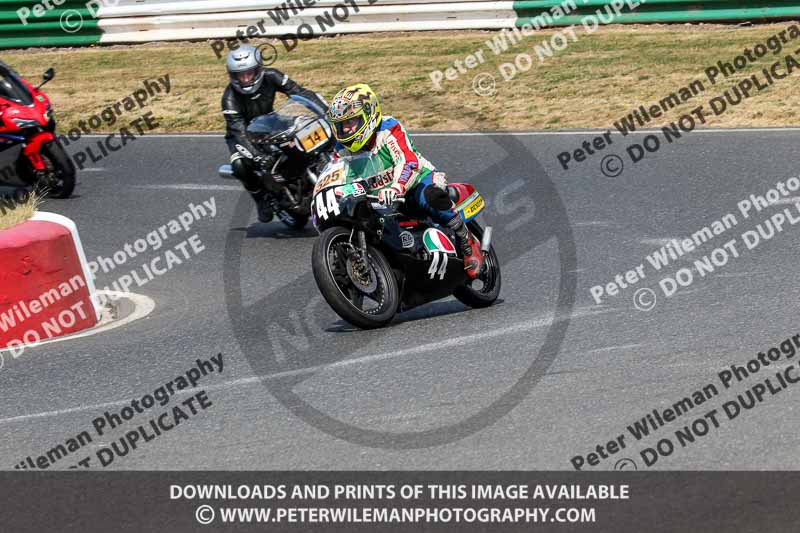 Vintage motorcycle club;eventdigitalimages;mallory park;mallory park trackday photographs;no limits trackdays;peter wileman photography;trackday digital images;trackday photos;vmcc festival 1000 bikes photographs