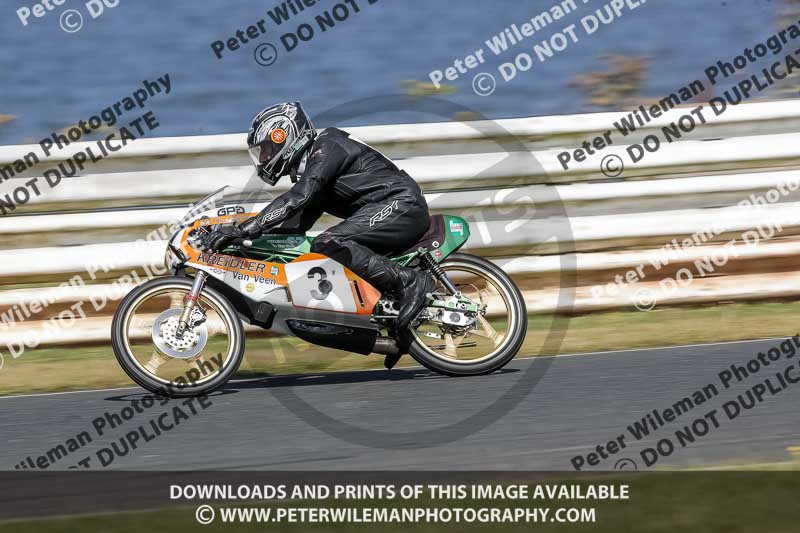 Vintage motorcycle club;eventdigitalimages;mallory park;mallory park trackday photographs;no limits trackdays;peter wileman photography;trackday digital images;trackday photos;vmcc festival 1000 bikes photographs