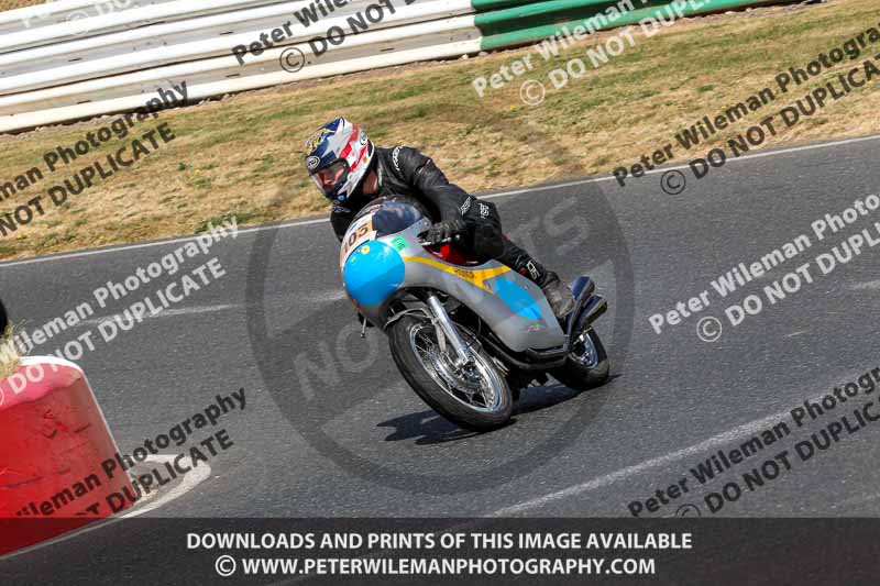 Vintage motorcycle club;eventdigitalimages;mallory park;mallory park trackday photographs;no limits trackdays;peter wileman photography;trackday digital images;trackday photos;vmcc festival 1000 bikes photographs