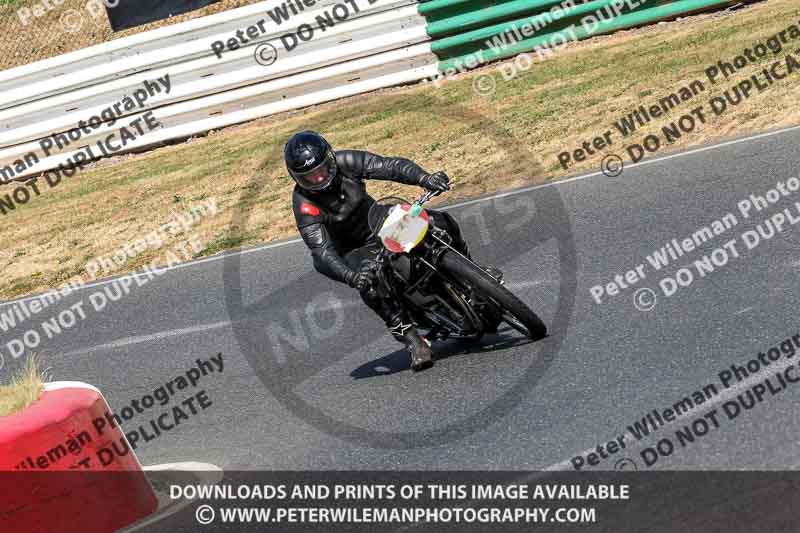 Vintage motorcycle club;eventdigitalimages;mallory park;mallory park trackday photographs;no limits trackdays;peter wileman photography;trackday digital images;trackday photos;vmcc festival 1000 bikes photographs